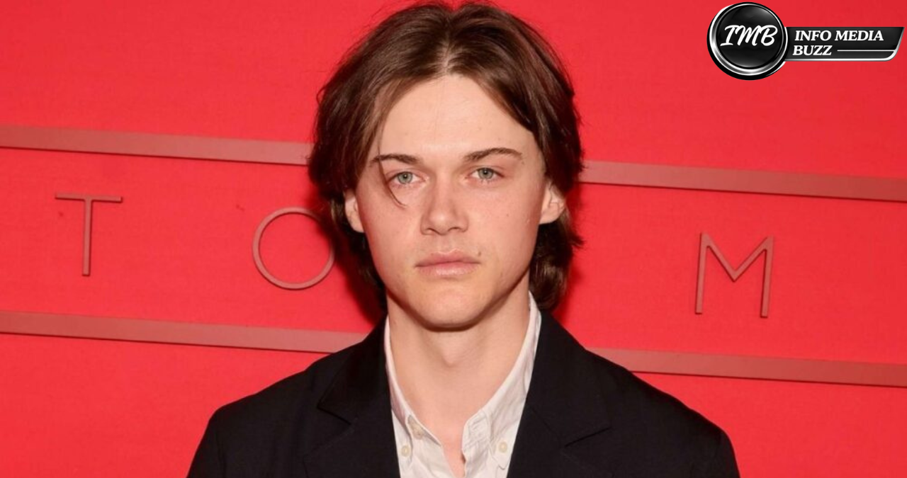 Christopher Briney Height